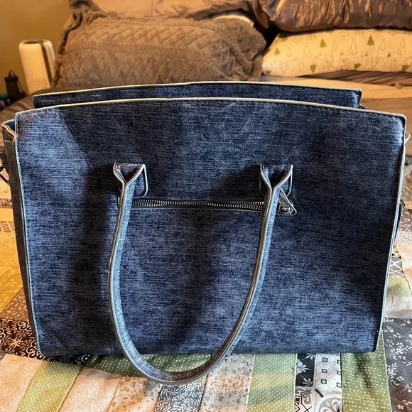 Stylish Blue Quilted Handbag - Picture 3 of 3